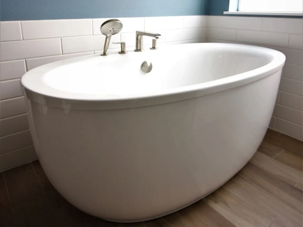 A white bathtub sitting in the middle of a bathroom.