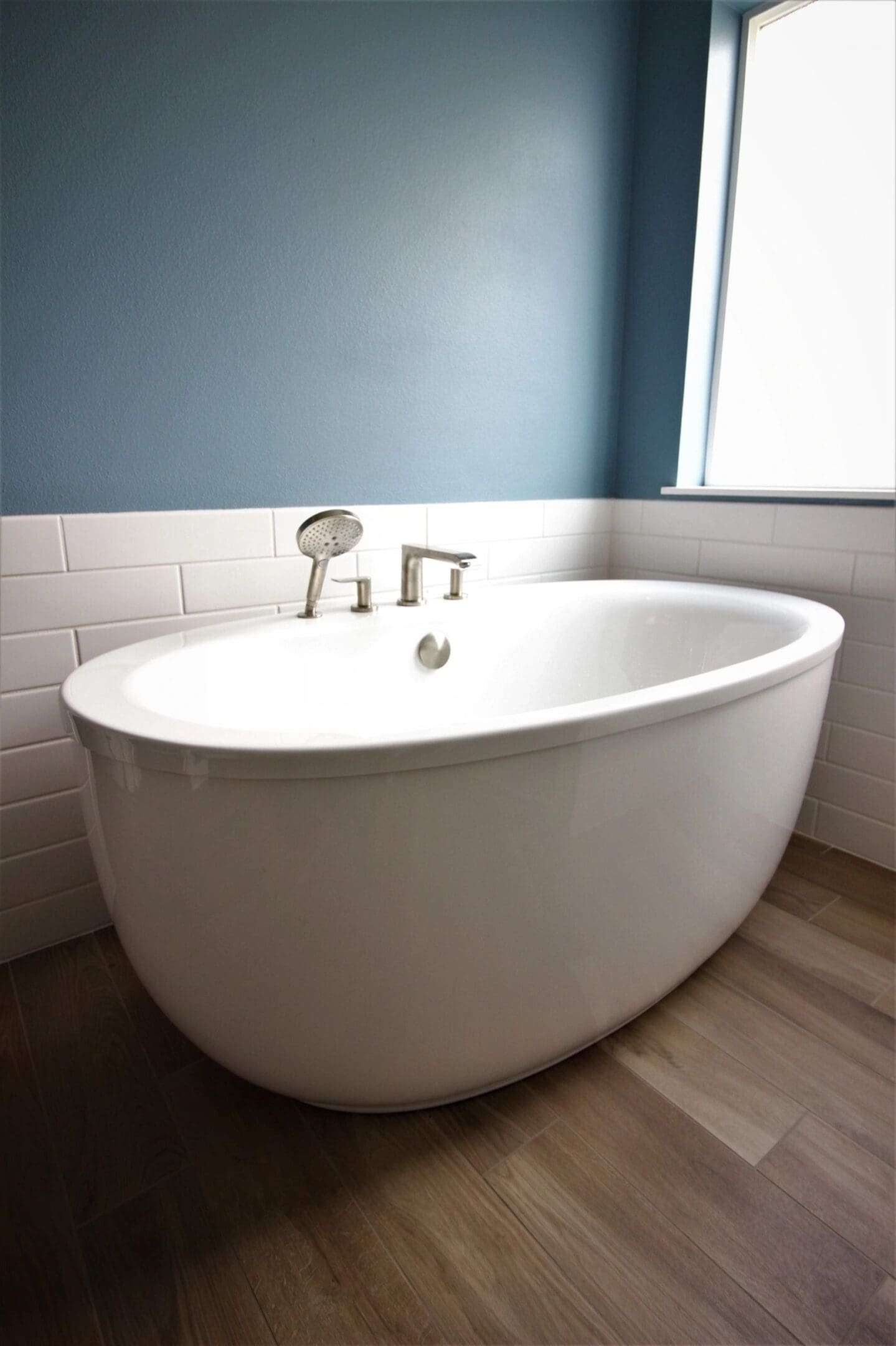 A white bathtub sitting in the middle of a bathroom.