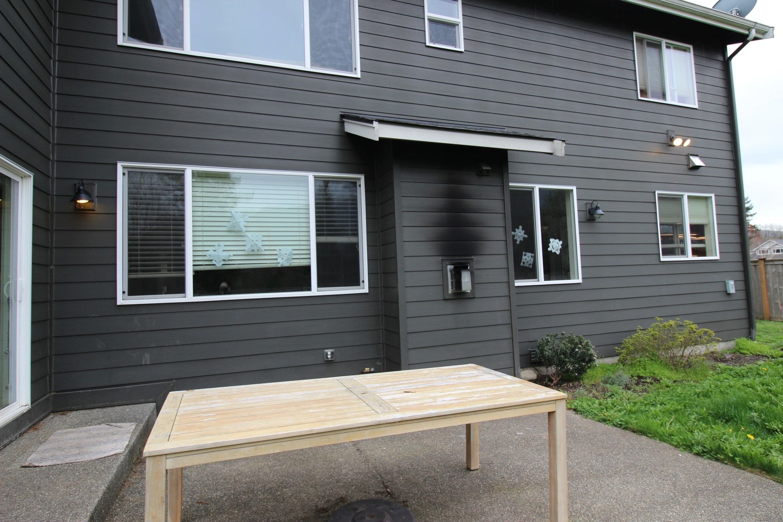 A table outside of a house with no one in it.