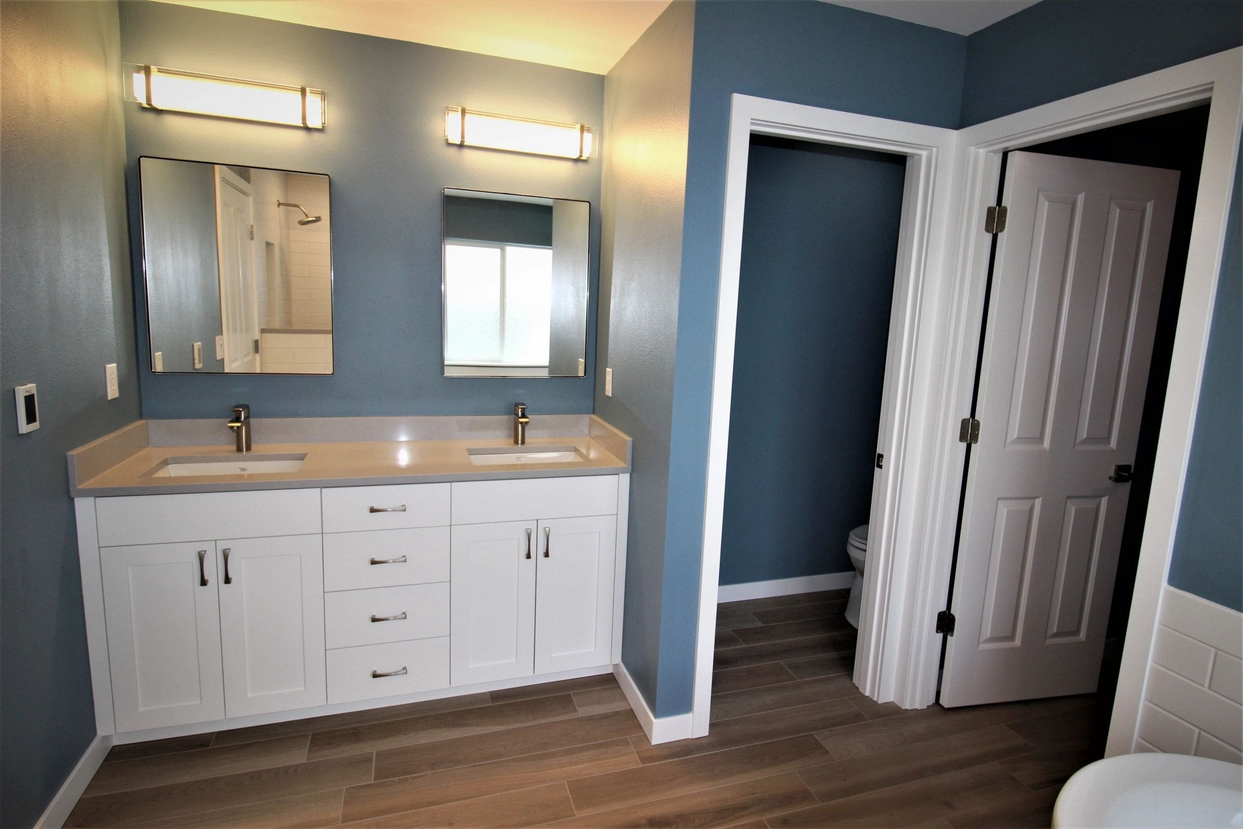 A bathroom with two sinks and mirrors in it